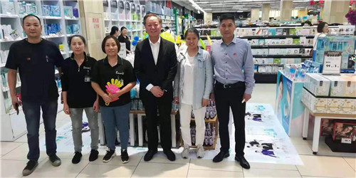 隆力奇:徐董一行考察重庆终端市场