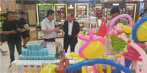 隆力奇:徐董一行考察重庆终端市场