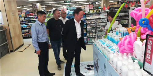 隆力奇:徐董一行考察重庆终端市场