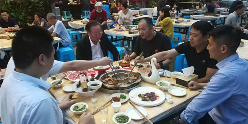 隆力奇:徐董一行考察重庆终端市场