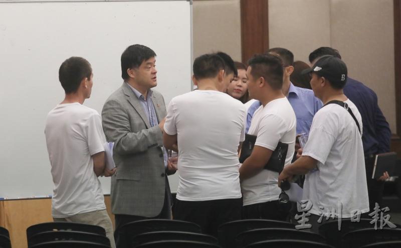 受害者离开会议室前，再次与中国领事馆官员（左二）讨论。.jpg