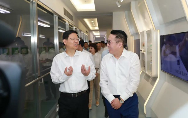 李亚平市长莅临绿叶调研指导