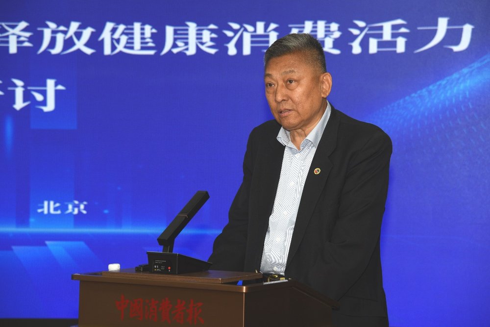 穿着西装笔挺的男子与配字 AI 生成的内容可能不正确。