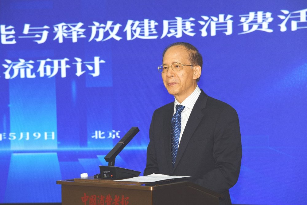 穿着西装笔挺的男子与配字 AI 生成的内容可能不正确。