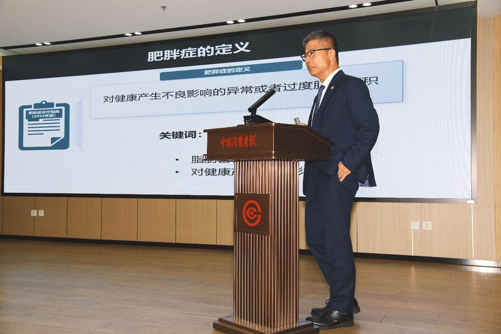 穿着西装笔挺的男子正在演讲 AI 生成的内容可能不正确。