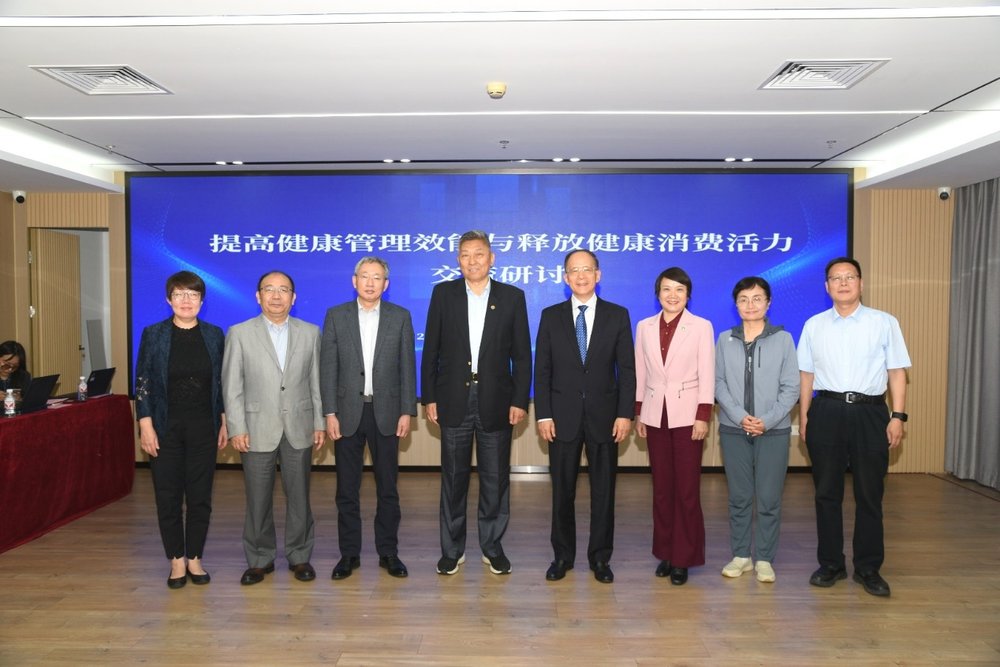 一群人站在一起 AI 生成的内容可能不正确。